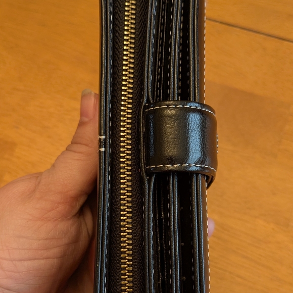 Elegant Black Leather Clutch with Wrist Strap - Picture 3 of 9